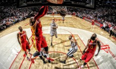 米兰体育-阿拉巴关键时刻挺身而出，乌克兰军团攻克那不勒斯堡垒