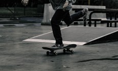 米兰体育-银黑褪色夜，骑士以非典型胜利宣告新王当立，库里用库里方式重写关键先生定义