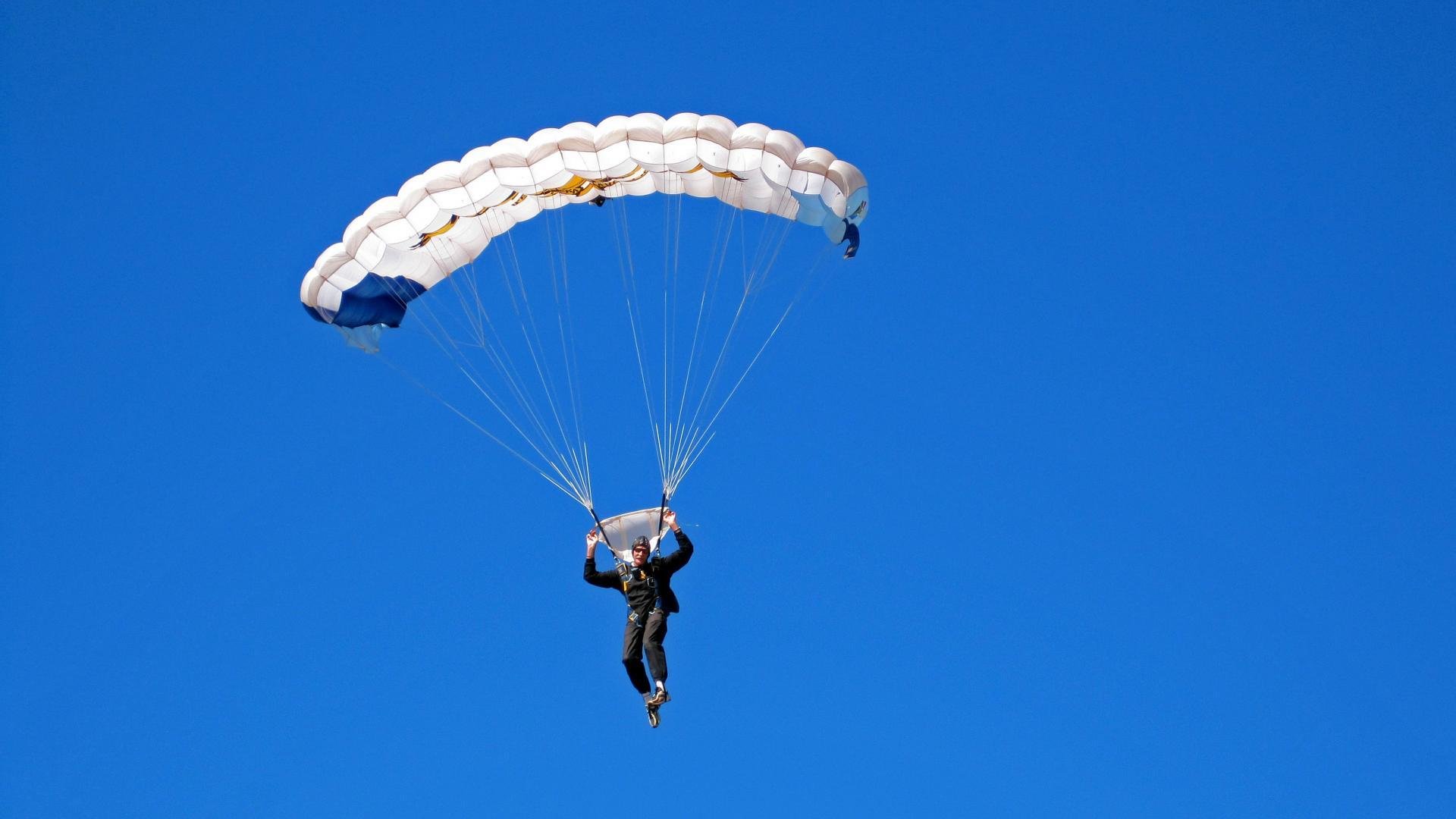 切特主宰攻防两端，马刺末节一波流击溃鹈鹕